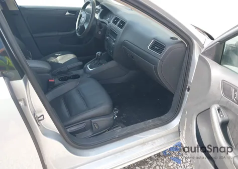 2014 Volkswagen Jetta 1.8T Se z USA, uszkodzony, nr VIN 3VWD17AJ3EM246296